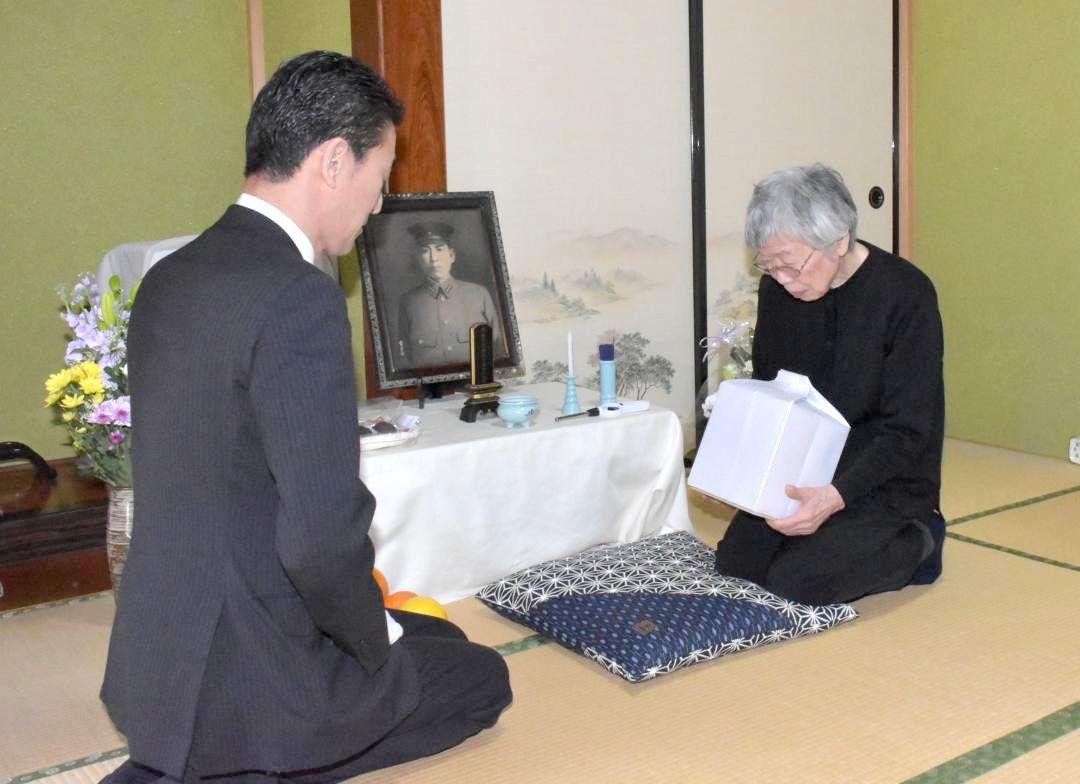 県の職員から父の遺骨を受け取った吉岡秀子さん(右)=古河市内
