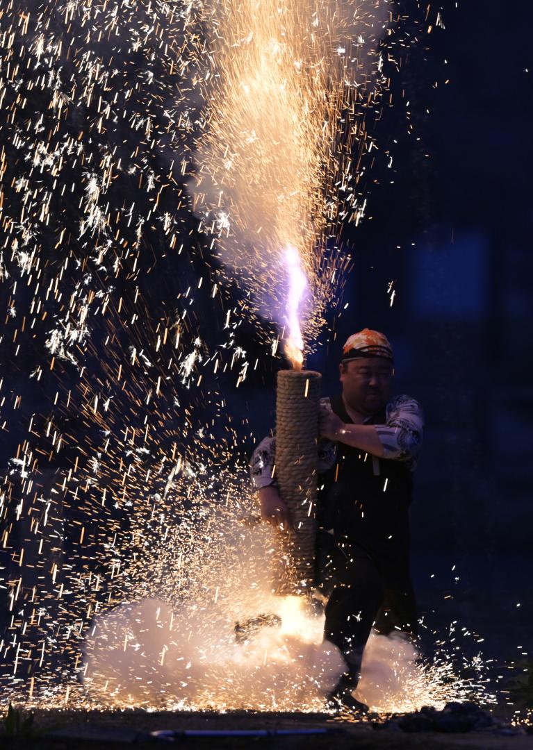 火花を散らす手筒花火=古河市鴻巣