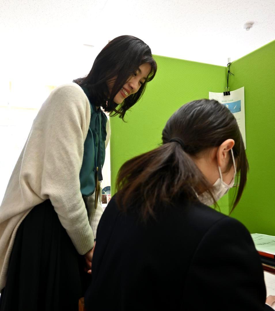 校内フリースペースで学習する生徒。支援員が見守る=守谷市立御所ケ丘中
