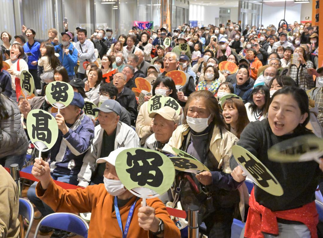 優勝決定戦で高安に声援を送る地元のファン=土浦市大和町
