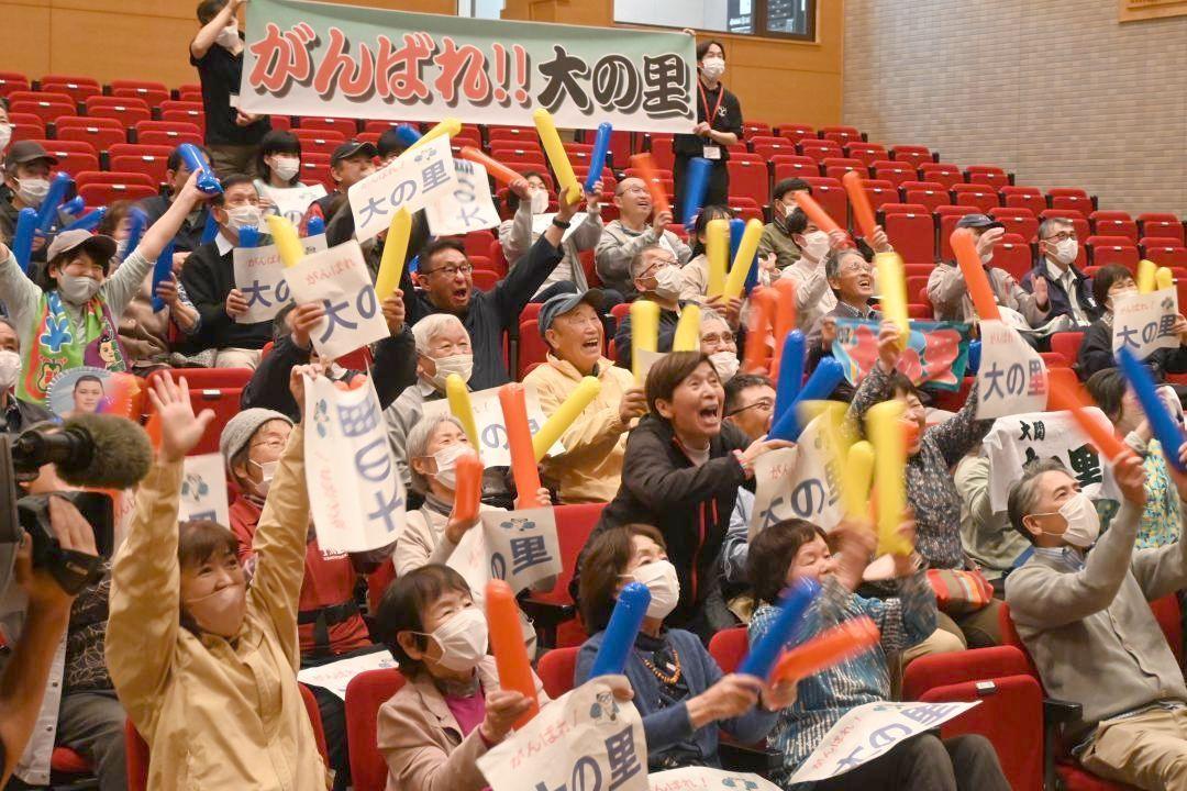 大の里が3度目の優勝を決めて歓喜に沸くPV会場=阿見町本郷
