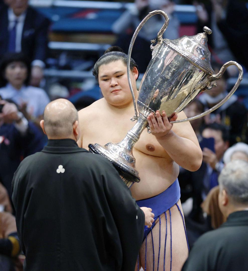 大相撲春場所の優勝決定戦を制し、賜杯を受け取る大の里。大関昇進後初となる3度目の優勝を果たした=23日、大阪市浪速区のエディオンアリーナ大阪
