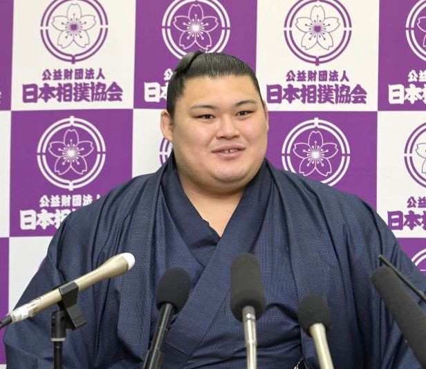 大相撲春場所で3度目の優勝を果たし、一夜明け会見で記者の質問に答える大関大の里=24日午前、エディオンアリーナ大阪