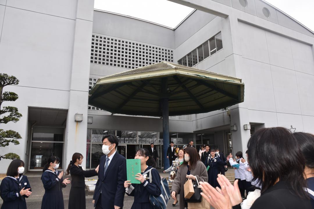 本年度で閉校する桜川市立桜川中で最後の卒業式が行われ学びやを後にする卒業生ら=桜川市真壁町亀熊

