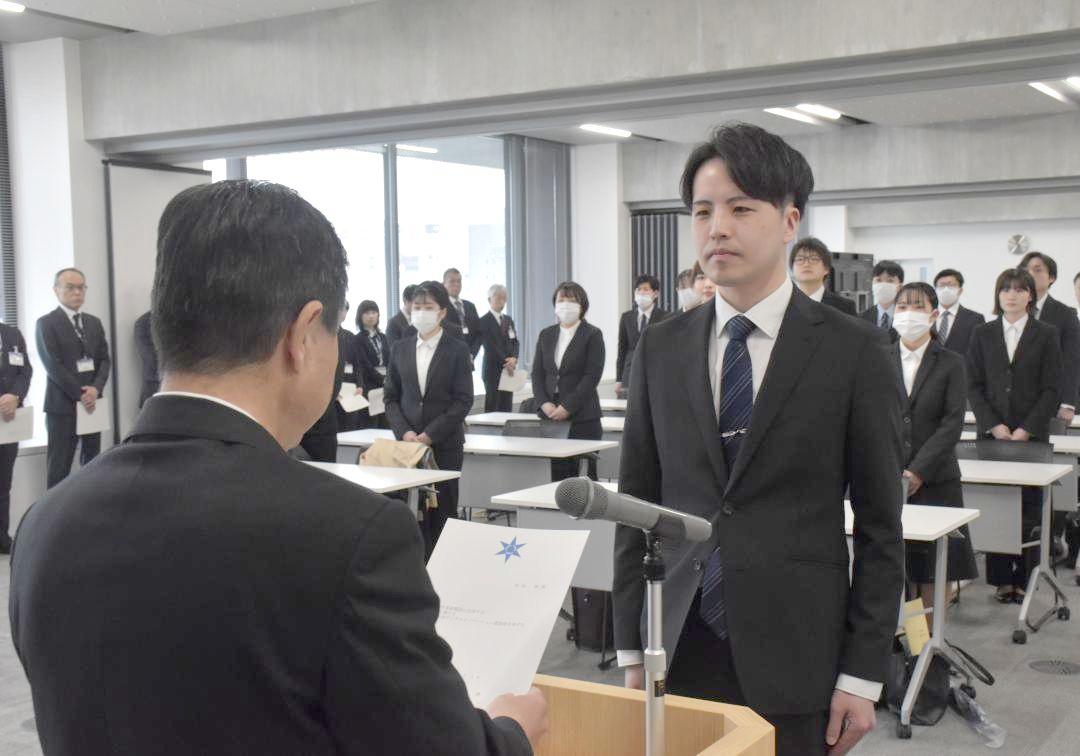 新規採用職員を代表し辞令を受け取る和知泰雅さん=水戸市役所