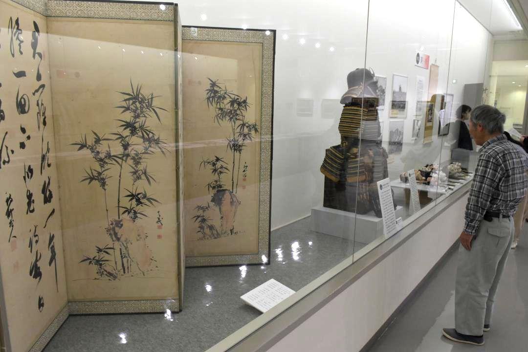 日立市郷土博物館の収蔵資料を一覧できる「市宝展」=同市宮田町