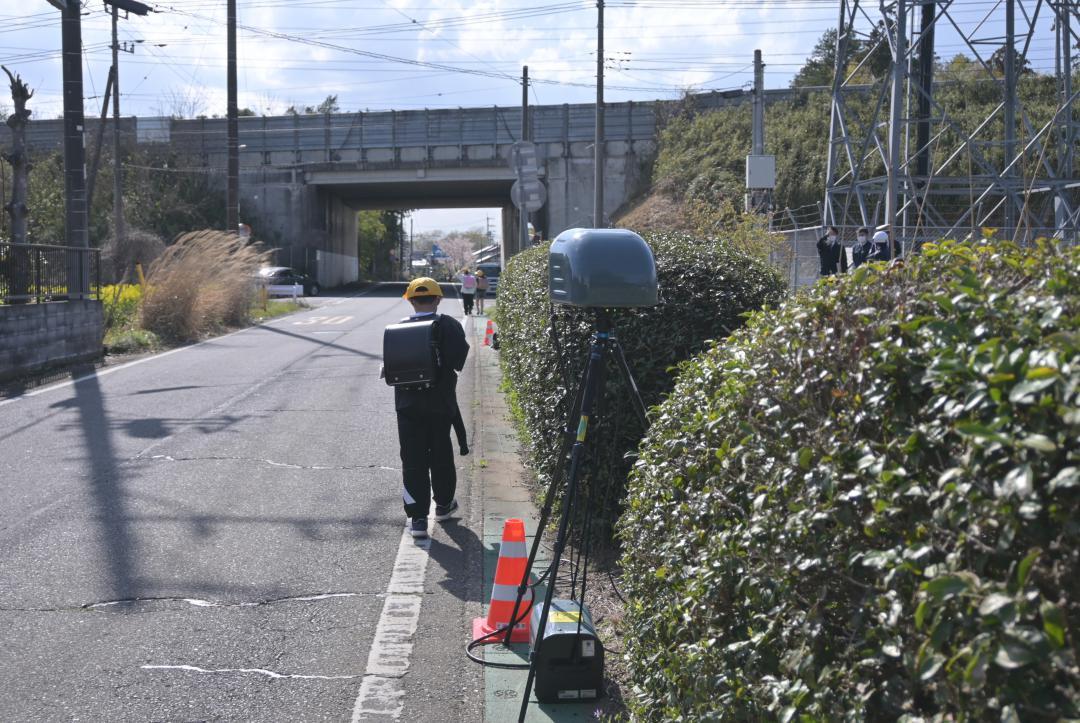 通学路で車両の速度を測定する移動式オービス=15日、水戸市鯉淵町
