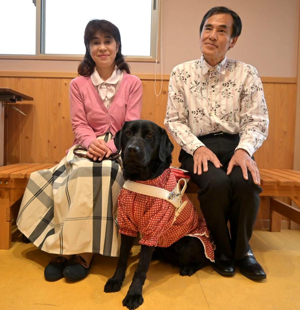 お話会を企画した村上真理子さん(左)、夫の守さんと盲導犬ヘレナ=那珂市鴻巣