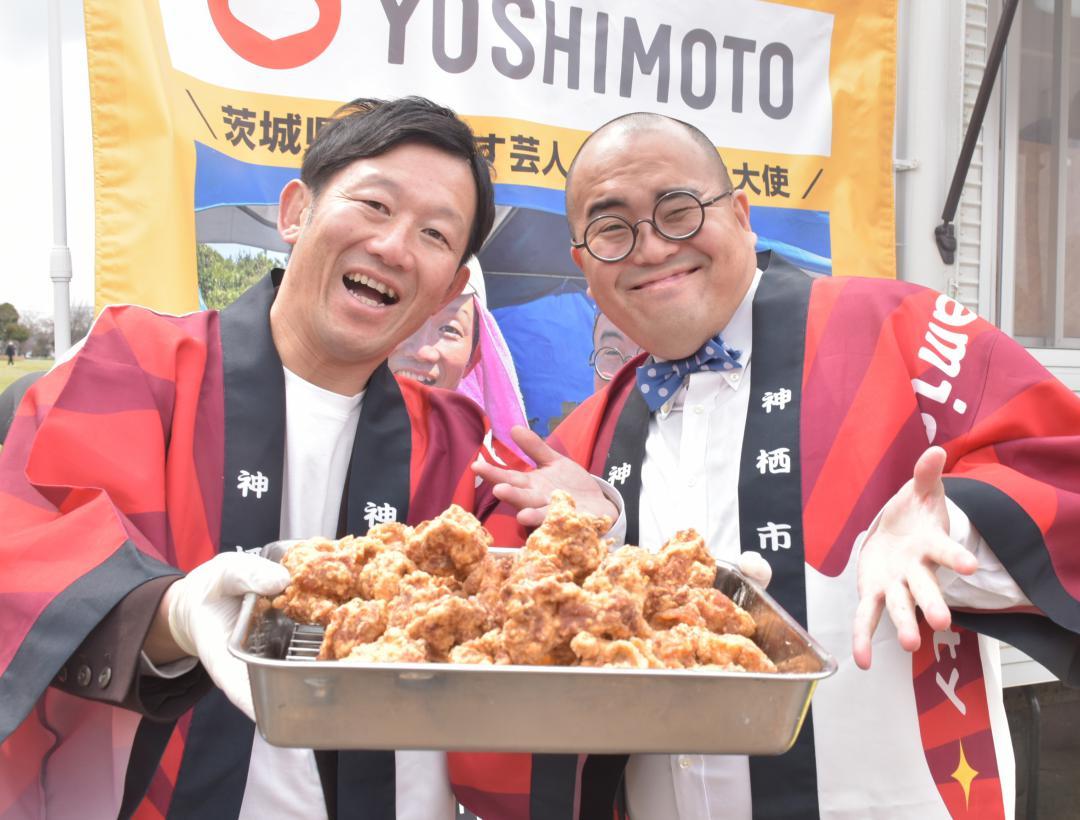 再現したから揚げを紹介するオスペンギンの山中崇敬さん(左)とでれすけさん=神栖市木崎
