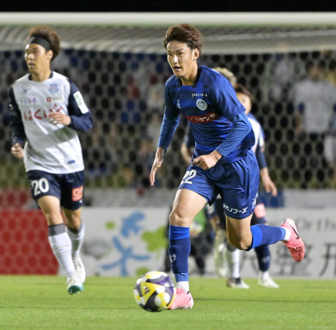 水戸-甲府 後半追加タイム、ボールを追う水戸・久保(右)=ケーズデンキスタジアム水戸