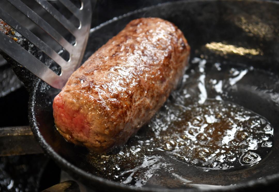 多めの油で表面を焼くことで、うまみを凝縮