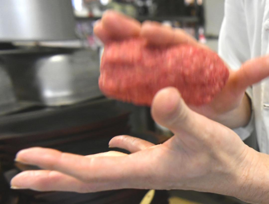 手早く肉を成形する