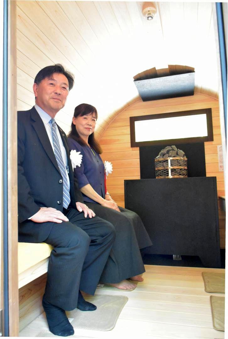 新しくできたサウナ施設の魅力をアピールする針谷力市長(手前)と近藤かおる副市長=古河市駒羽根
