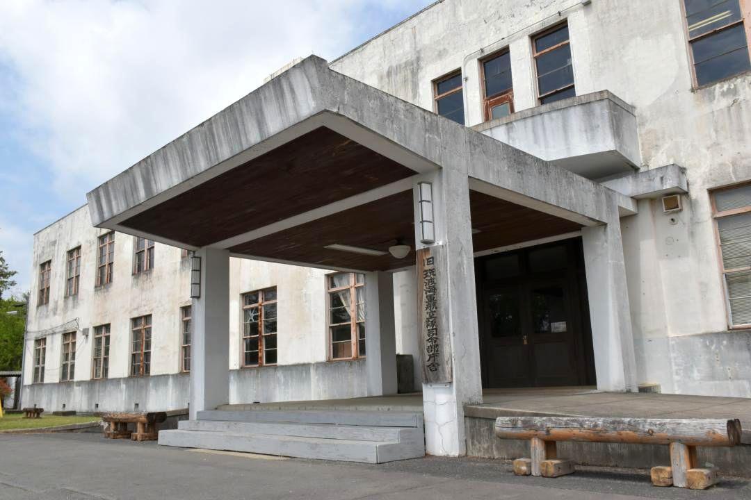 当時の姿のまま現存する旧筑波海軍航空隊司令部庁舎=笠間市旭町
