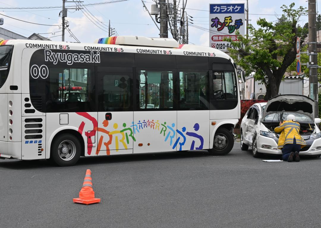 衝突した龍ケ崎市のコミュニティーバスと乗用車=同市の愛戸町交差点
