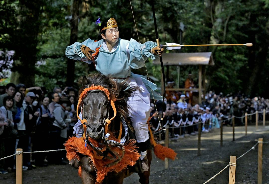 鹿島神宮の流鏑馬神事で、疾走する馬の上から矢を放つ射手=1日午後、鹿嶋市宮中
