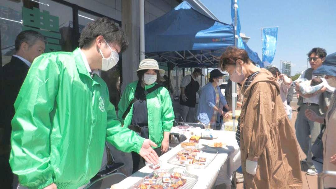 アメリカナマズのから揚げの試食が行われた漁師直売会=4月29日、行方市玉造甲
