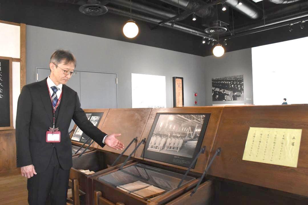 遺物を展示して当時の様子を伝える予科練平和記念館=阿見町廻戸
