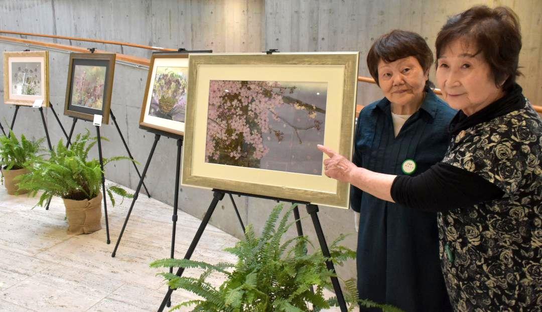 四季折々の押し花作品を紹介する綿引啓子代表(右)ら=水戸市小吹町

