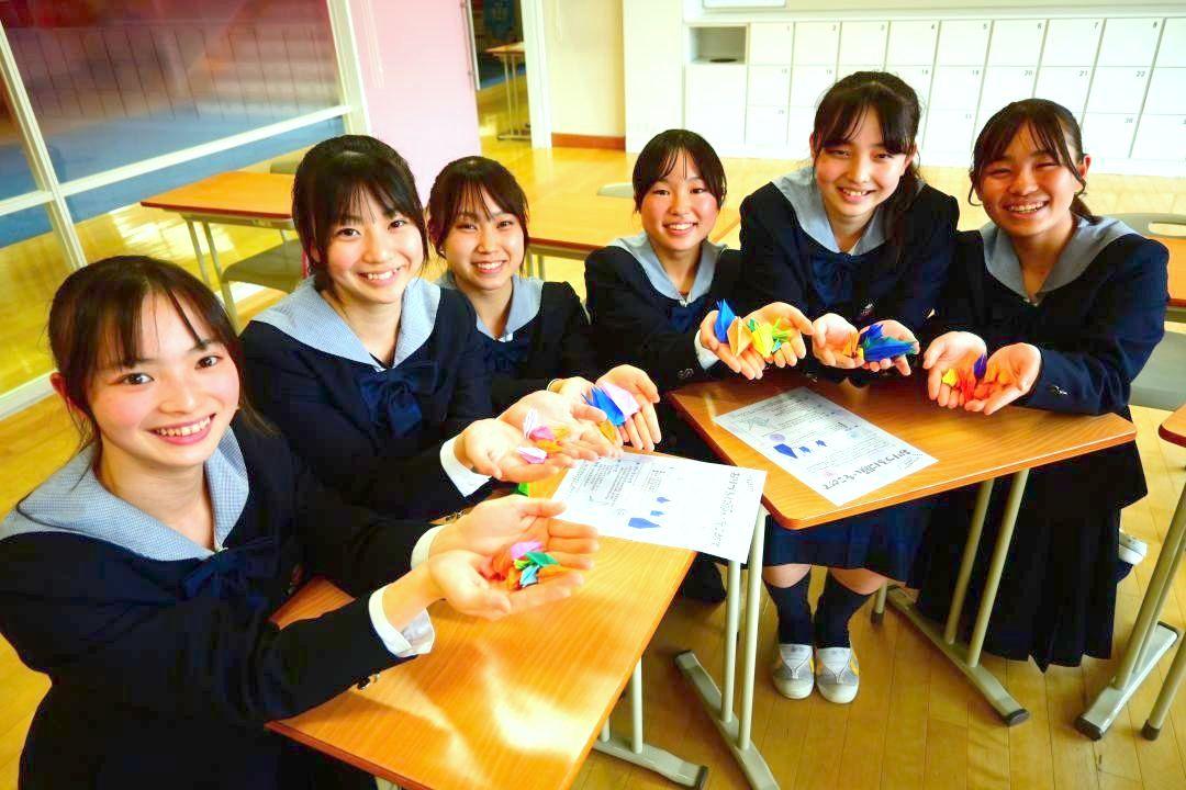 折り鶴作りに励む水戸女子高の生徒たち=水戸市上水戸

