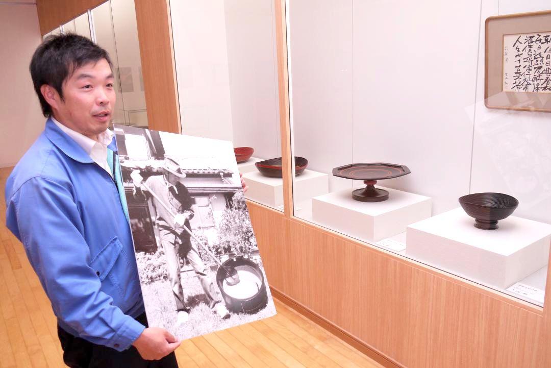 大西勲さんの回顧展開催へ準備を進める福嶋達也副館長=筑西市大塚
