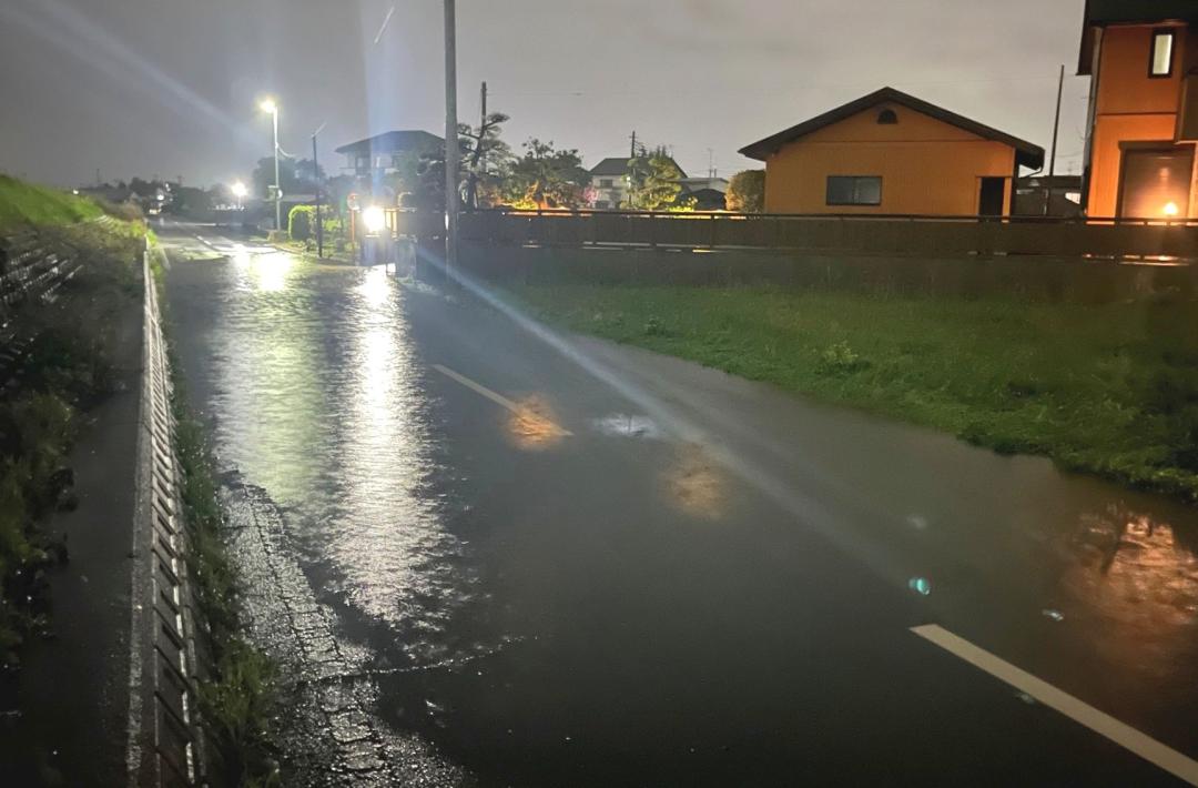 雨で数十㍍にわたり冠水した那珂川堤防沿いの道路=水戸市青柳町