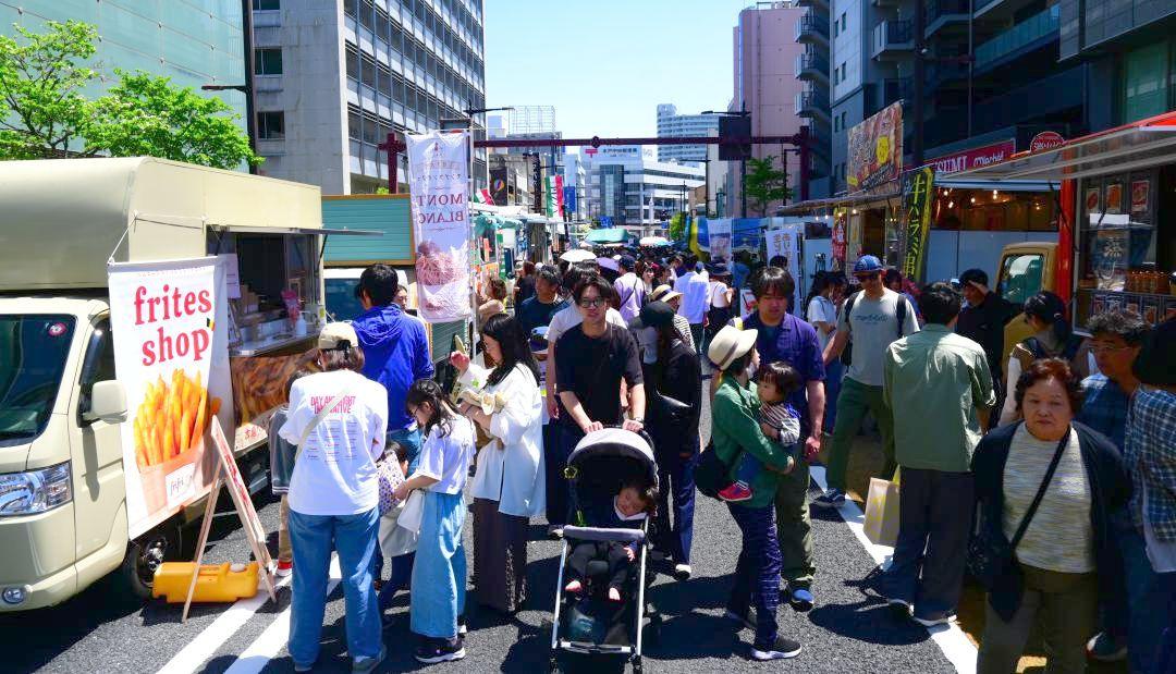 メインストリートを歩行者天国にし、大勢の人でにぎわった「水戸まちなかフェスティバル」=水戸市南町
