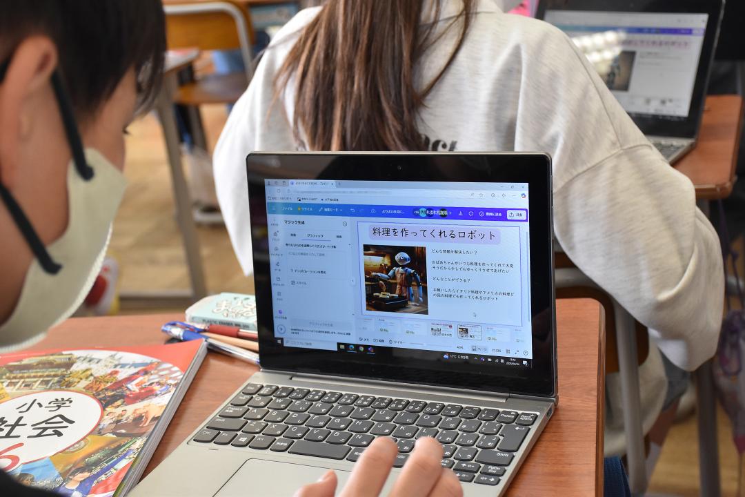 生成AIを活用して自分のアイデアのイメージ画像を作る児童=日立市東大沼町(画像は一部加工しています)
