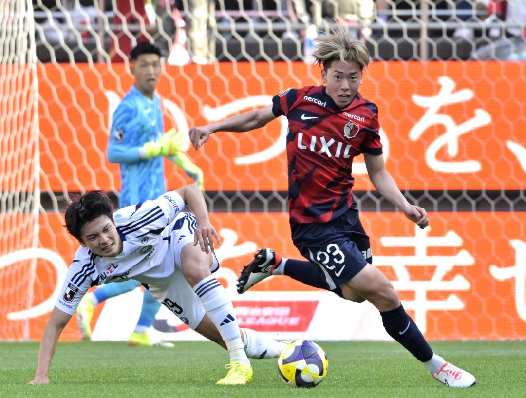 鹿島-町田 前半追加タイム、ボールを奪う鹿島・津久井(右)=カシマスタジアム