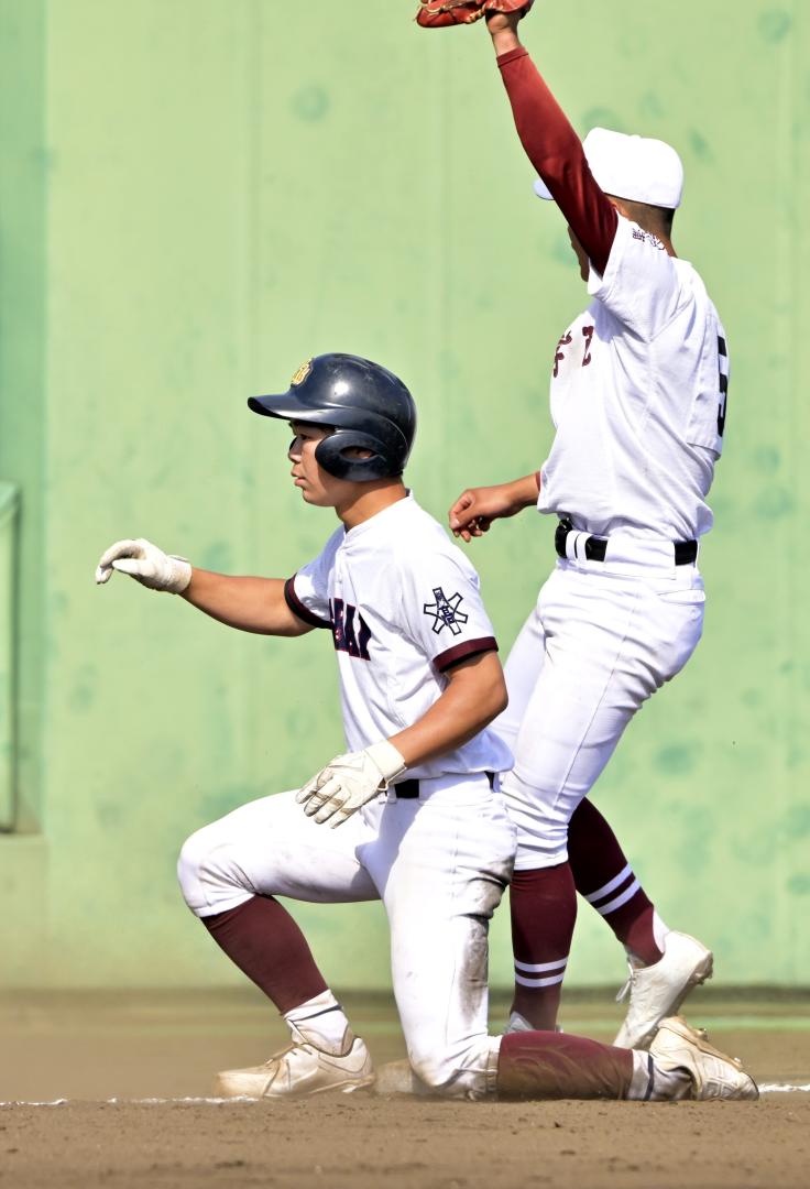 〈決勝〉常総学院―境 8回表境2死一塁、橋本の右前打の間に一走・久保村(左)が三塁を狙うもタッチアウト=ジェイコム土浦