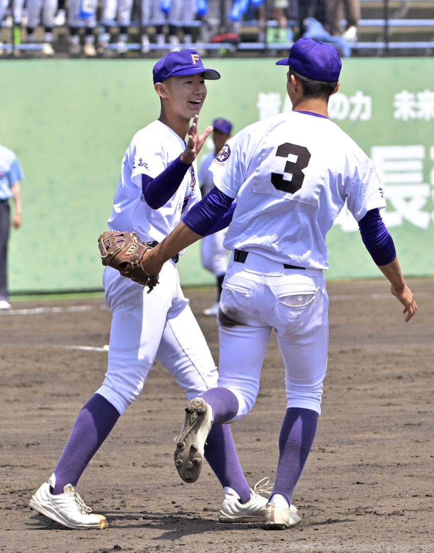 〈3位決定戦〉藤代―水城 9回表水城無死走者無し、先頭打者を一ゴロに打ち取り、喜ぶ藤代・斉藤(左)=ジェイコム土浦