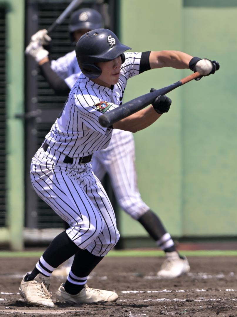 〈3位決定戦〉藤代―水城 8回表水城1死一、三塁、小圷が同点のスクイズを決める=ジェイコム土浦