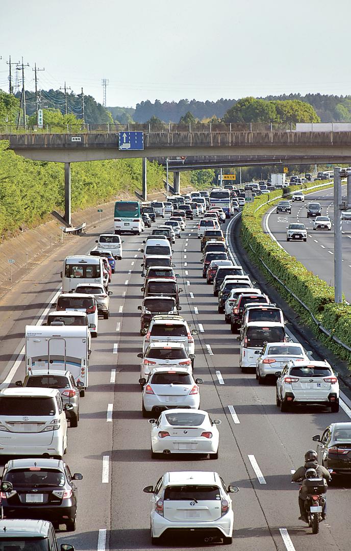 Uターンラッシュで混雑する常磐自動車道上り線=5日午後4時3分ごろ、笠間市長兎路(画像の一部を加工しています)