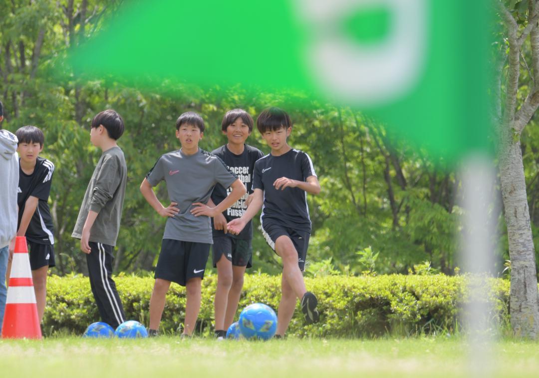 フットゴルフを楽しむ子どもたち=潮来市島須