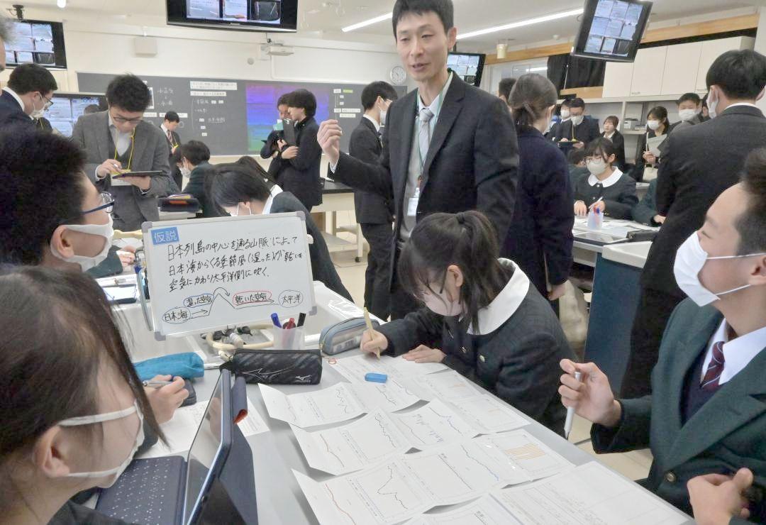 AIを搭載した端末を使いながら気象の仕組みを学ぶ生徒たち=2月14日、水戸市文京
