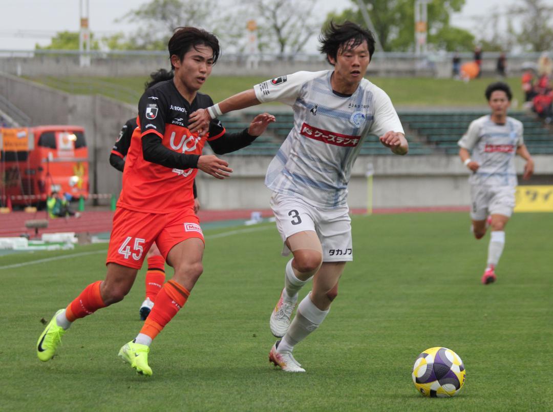 山口-水戸 前半、果敢に攻め上がる水戸の大崎(右)=維新みらいふスタジアム
