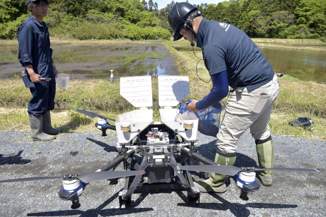 播種機に種もみを補充する様子=高萩市赤浜