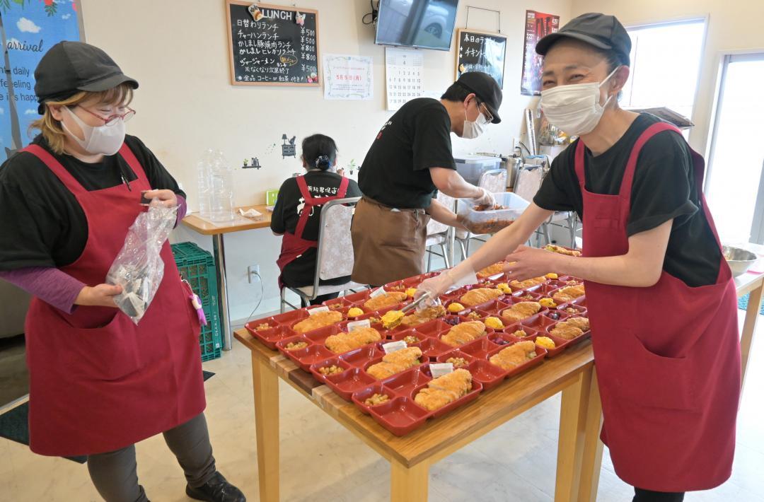 食堂「おらげのかまど」で弁当を作る従業員ら=鹿嶋市鉢形
