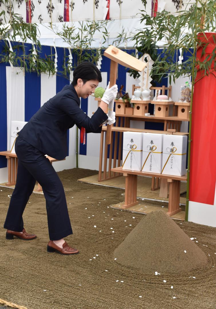 神事でくわ入れを行った田村咲耶社長=水戸市下野町
