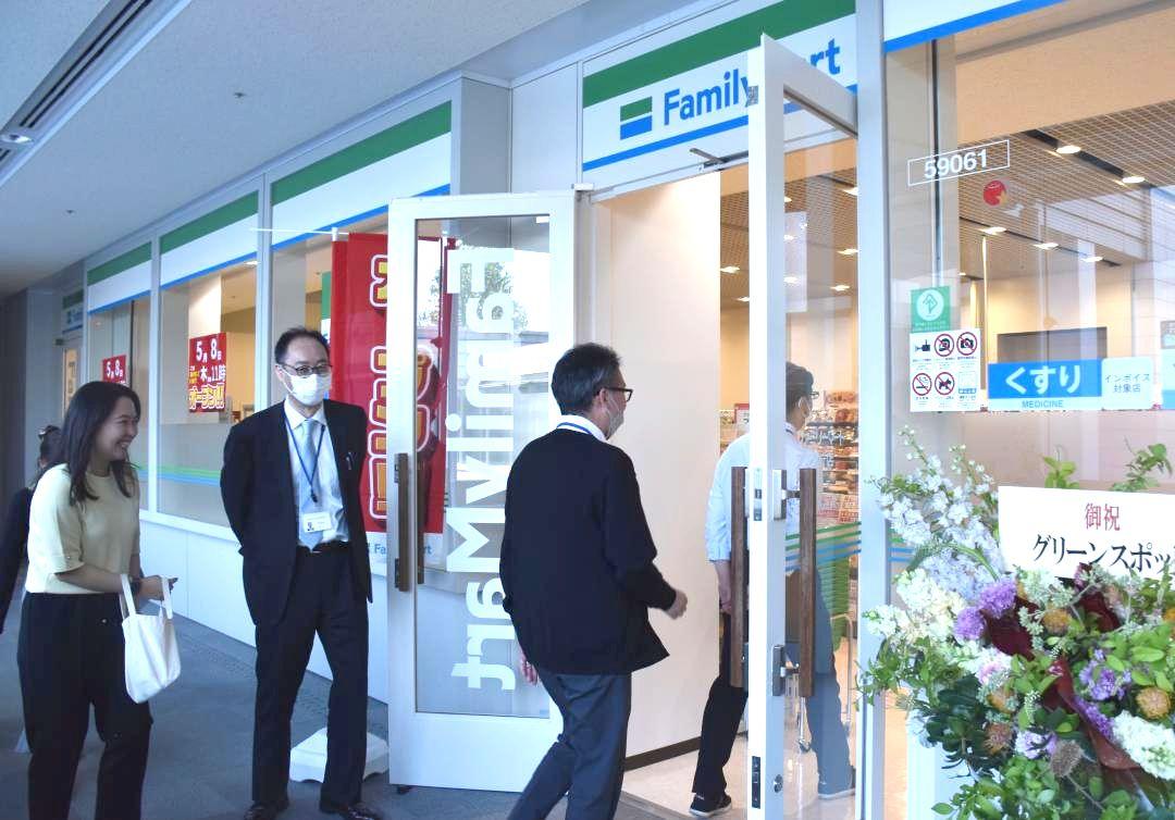 開店したファミリーマート茨城県庁店に入る買い物客ら=水戸市笠原町の県庁内
