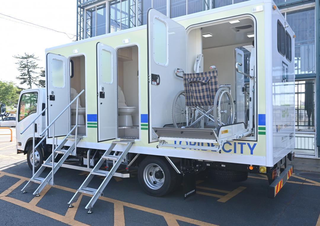 取手市が導入したトイレトラック=同市役所
