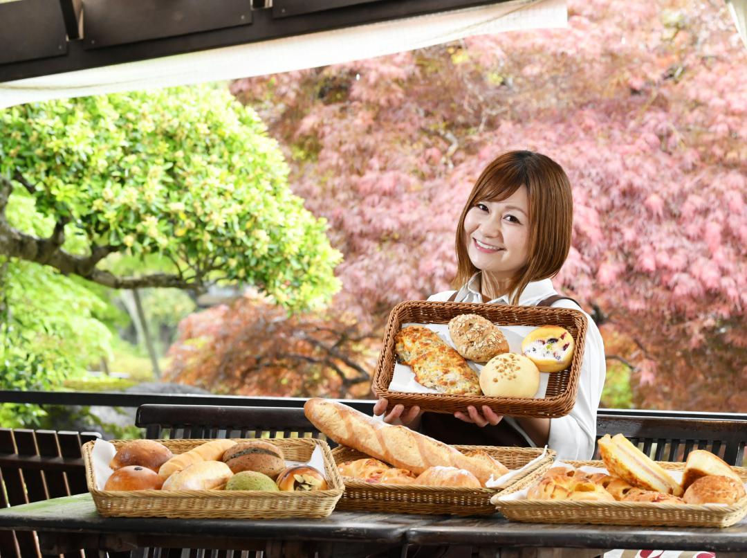 和の庭園を観賞しながら手作りパンを楽しめる「蔵日和」。篠原ゆかりさんが店を切り盛りする=つくば市金田