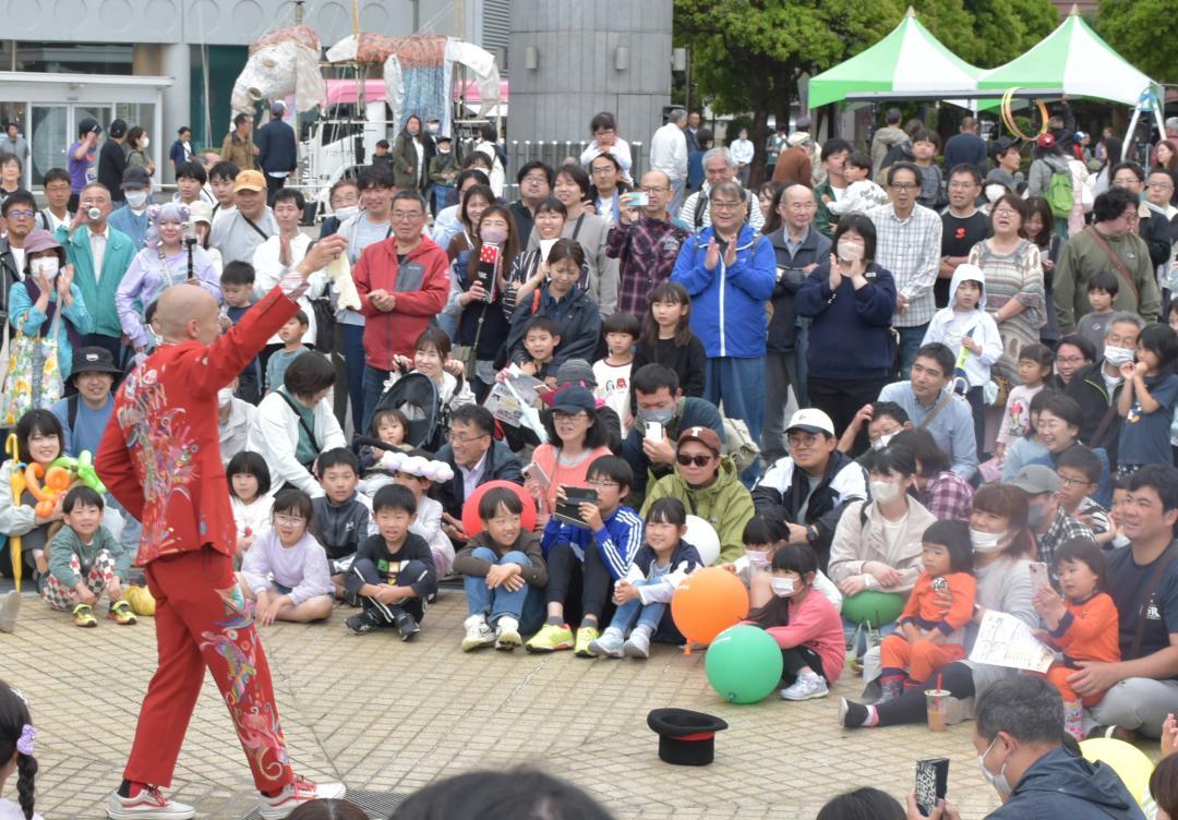 個性あふれる芸を見ようと集まった大勢の観客=日立市幸町
