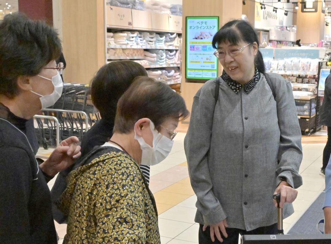 情報提供を呼びかける藤井大樹さんの母康子さん(右)=水戸市内原
