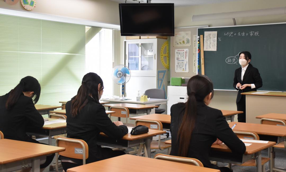 学生が教員役と生徒役に分かれて行う模擬授業の様子=水戸市文京
