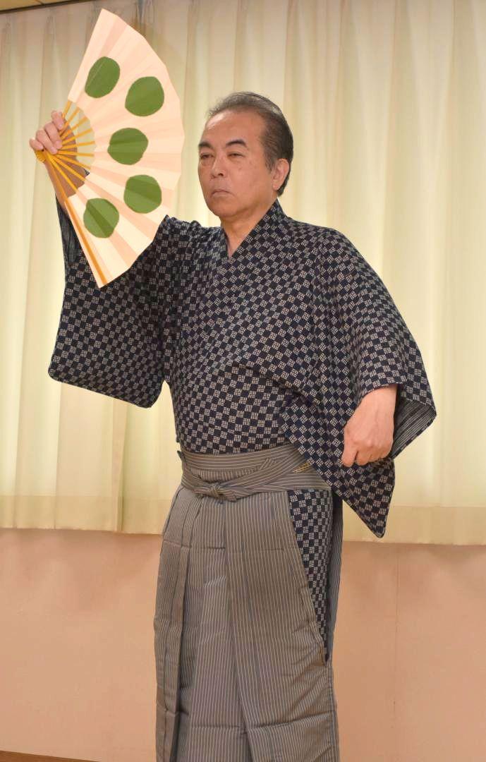夕顔を練習する能楽師の山中一馬さん=東京都豊島区