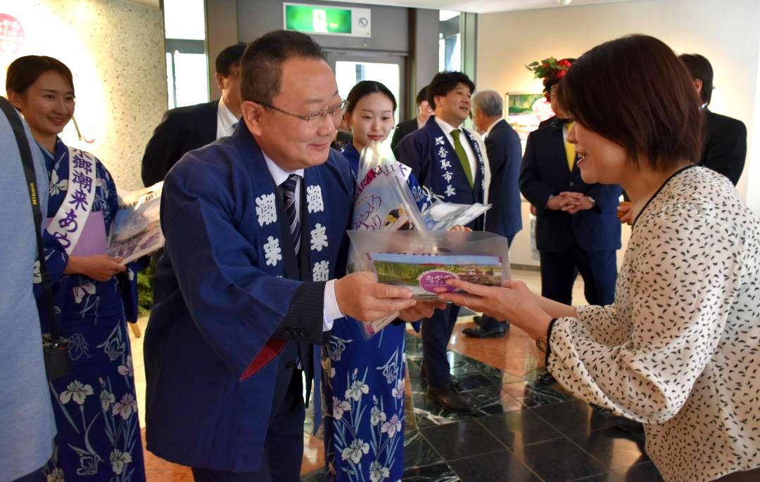 千葉県香取市、佐倉市とともに、水郷潮来あやめまつりのPRチラシなどを配布する潮来市の原浩道市長と「あやめ娘」ら=4月30日、千葉県成田市取香
