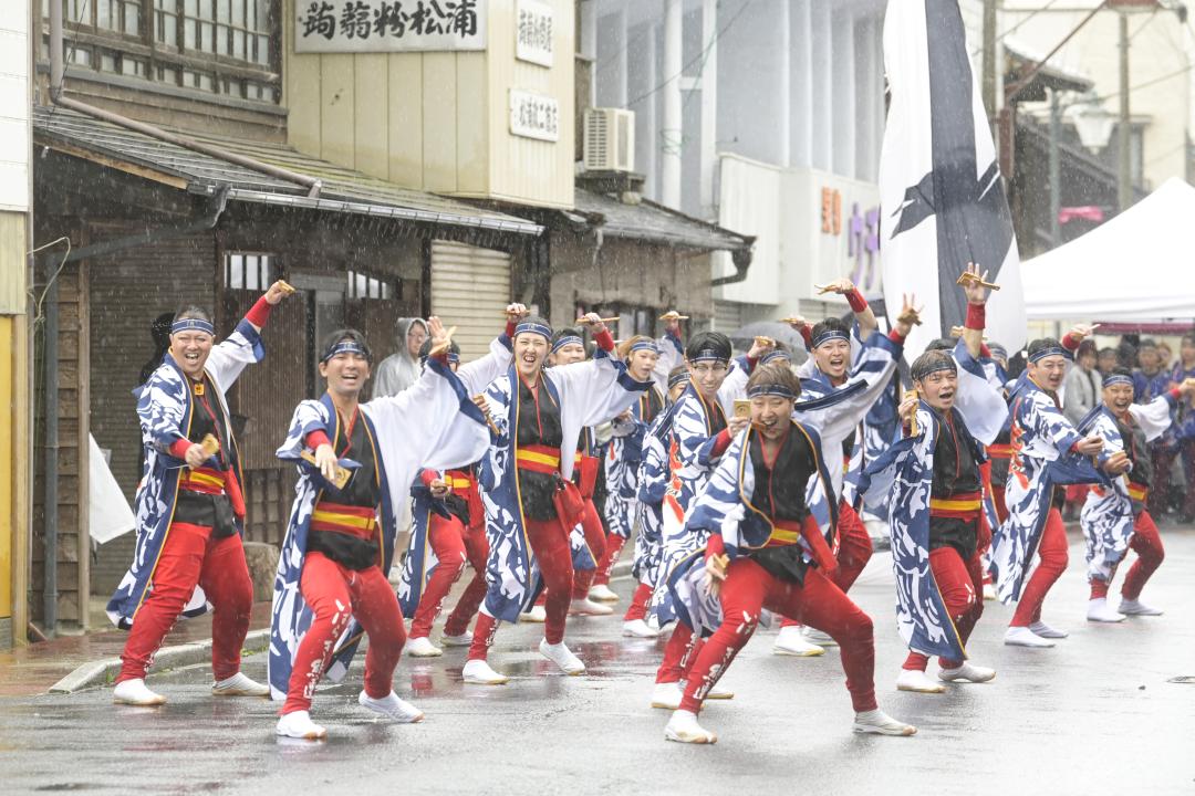 雨の中よさこいを踊る「いばらき熊連」=大子町大子