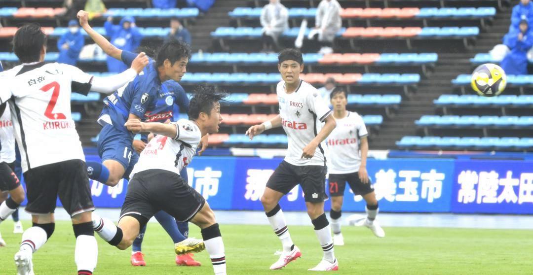 水戸-熊本 試合終了間際、決勝ゴールを決める水戸・杉浦(14)=ケーズデンキスタジアム水戸