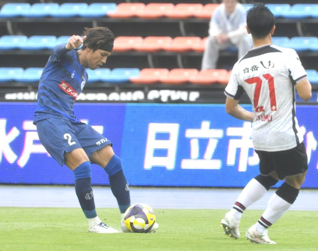 水戸-熊本 試合終了間際、決勝点をアシストする水戸・大森(左)=ケーズデンキスタジアム水戸